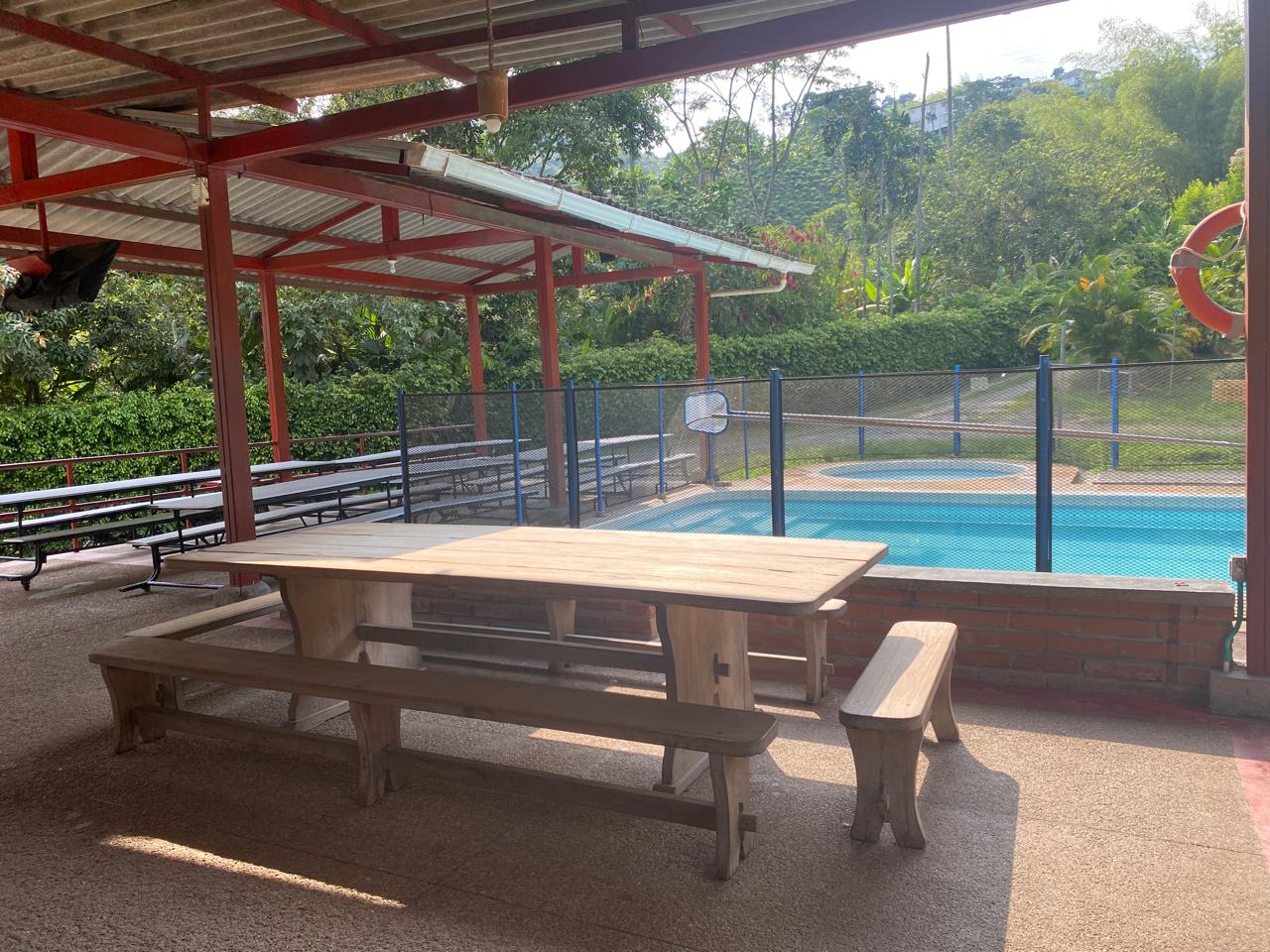 Mesa junto a la piscina